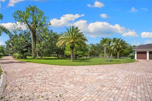 6521 Livingston Woods LN, Naples, FL 34109
