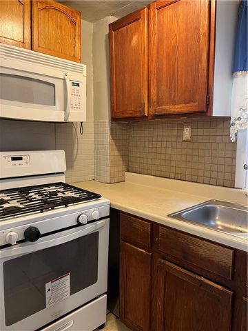 929 Woodbourne Ave, Brookline, PA 15226