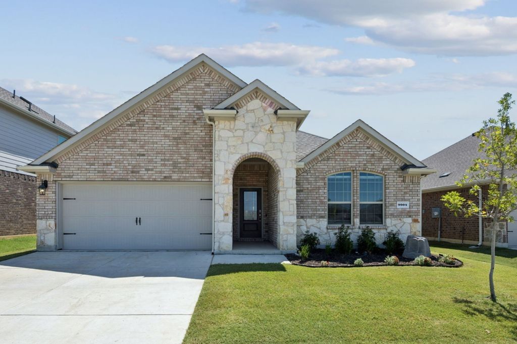 9904 Tinsley Street, Aubrey, TX 76227