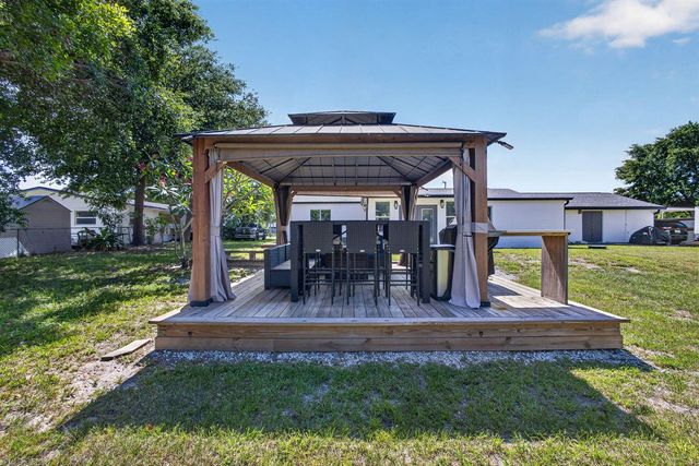 5500 West Place, Mangonia Park, FL 33407