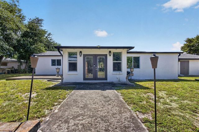 5500 West Place, Mangonia Park, FL 33407