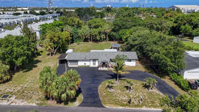 5500 West Place, Mangonia Park, FL 33407
