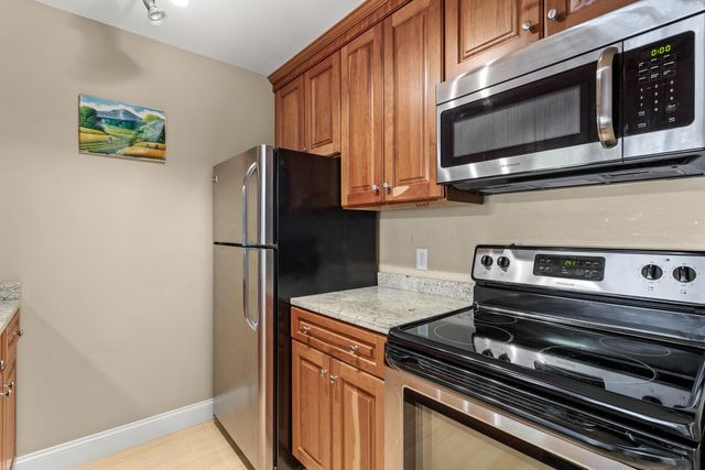 90 Eastern Ave Apt 204, Manchester, NH 03104