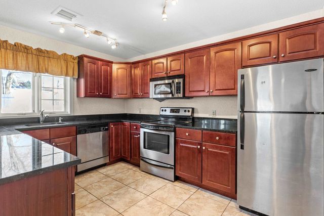 90 Eastern Ave Apt 204, Manchester, NH 03104