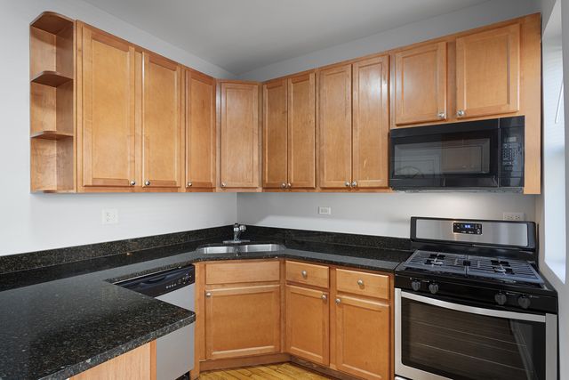7328 N Damen Avenue 3, Chicago, IL 60645