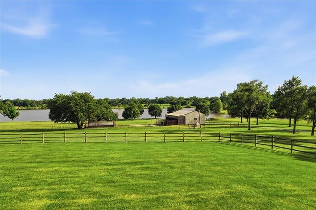 3341 W 271 Street, Louisburg, KS 66053
