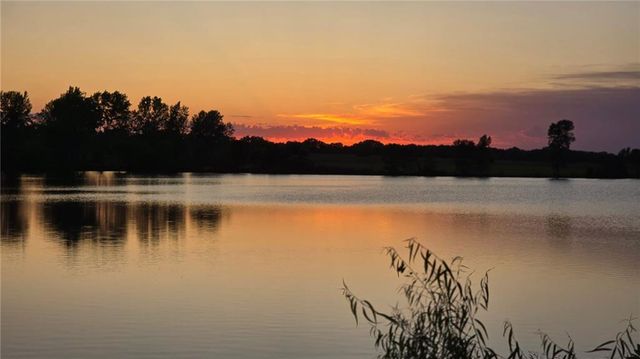 3341 W 271 Street, Louisburg, KS 66053