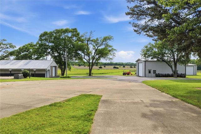 3341 W 271 Street, Louisburg, KS 66053