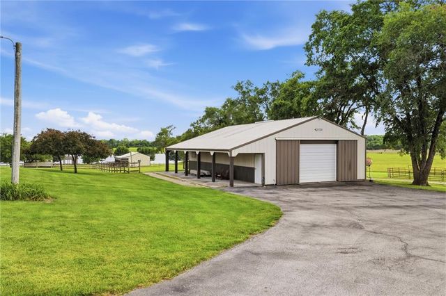 3341 W 271 Street, Louisburg, KS 66053