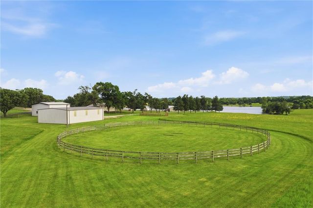 3341 W 271 Street, Louisburg, KS 66053
