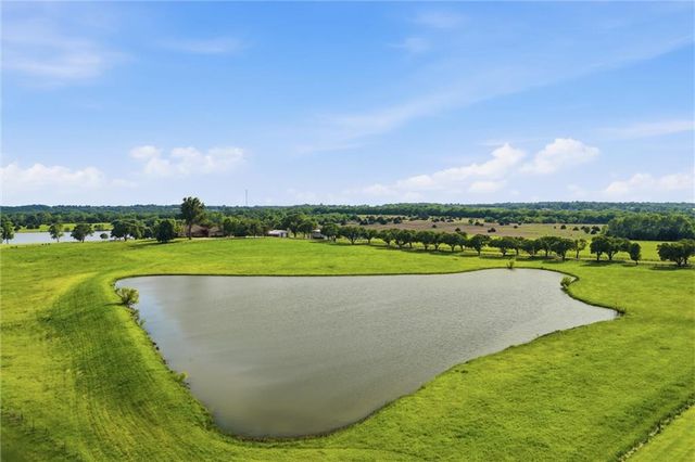 3341 W 271 Street, Louisburg, KS 66053