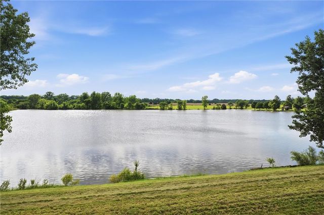 3341 W 271 Street, Louisburg, KS 66053