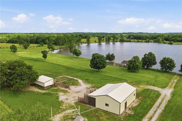 3341 W 271 Street, Louisburg, KS 66053