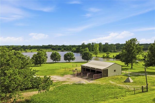 3341 W 271 Street, Louisburg, KS 66053