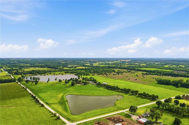 3341 W 271 Street, Louisburg, KS 66053