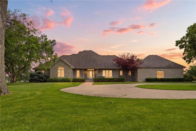 3341 W 271 Street, Louisburg, KS 66053