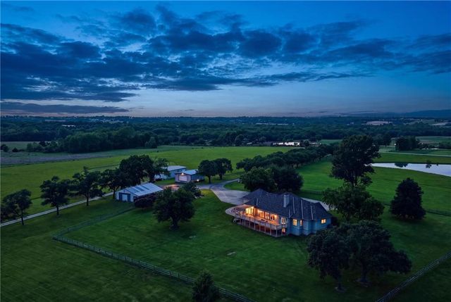 3341 W 271 Street, Louisburg, KS 66053