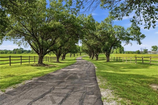 3341 W 271 Street, Louisburg, KS 66053