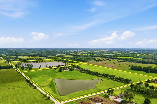 3341 W 271 Street, Louisburg, KS 66053