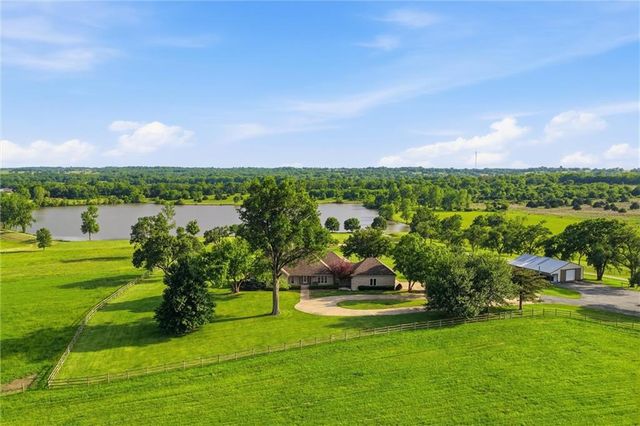 3341 W 271 Street, Louisburg, KS 66053