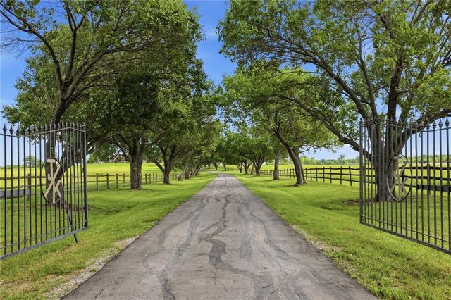 3341 W 271 Street, Louisburg, KS 66053