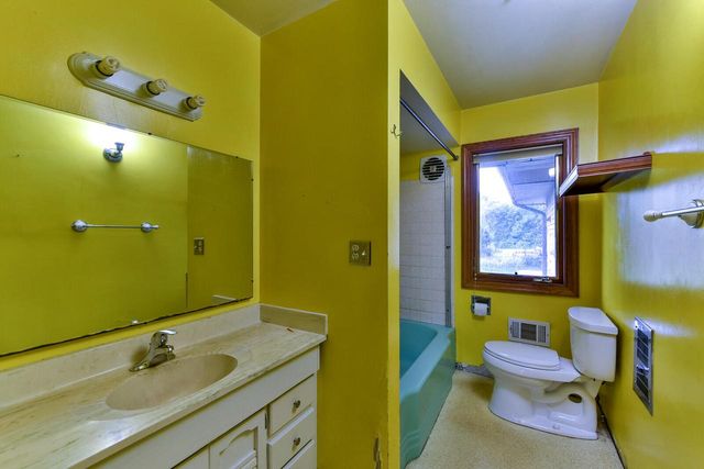 8974 S Chicago ROAD, Oak Creek, WI 53154