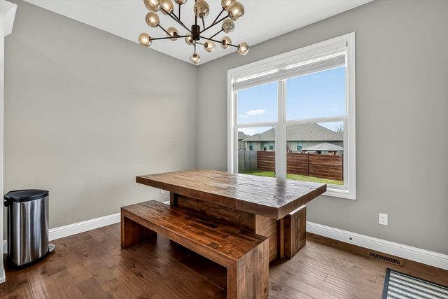 671 N Maplewood Hills Road, Nixa, MO 65714