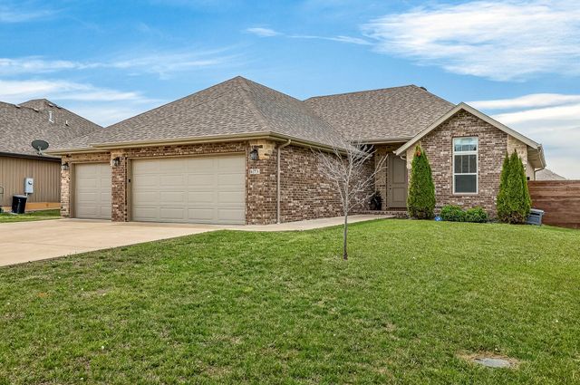 671 N Maplewood Hills Road, Nixa, MO 65714