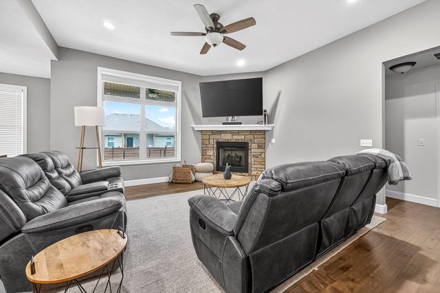 671 N Maplewood Hills Road, Nixa, MO 65714