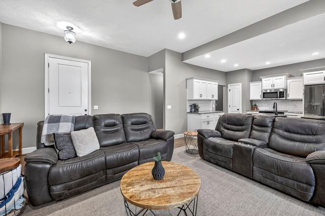 671 N Maplewood Hills Road, Nixa, MO 65714