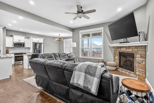 671 N Maplewood Hills Road, Nixa, MO 65714