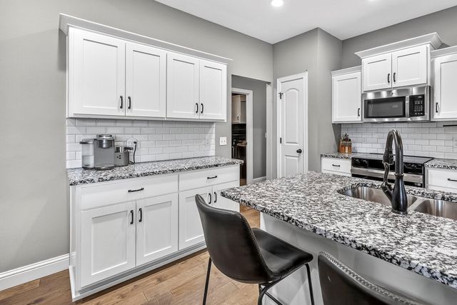 671 N Maplewood Hills Road, Nixa, MO 65714