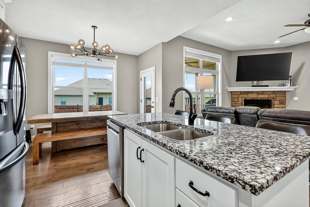 671 N Maplewood Hills Road, Nixa, MO 65714