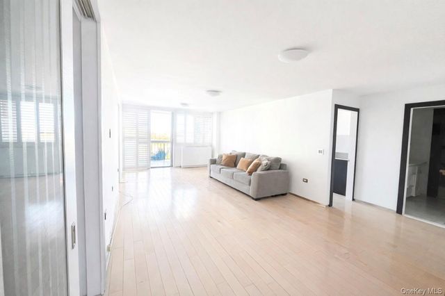 2 Bay Club 10V, Bayside, NY 11360