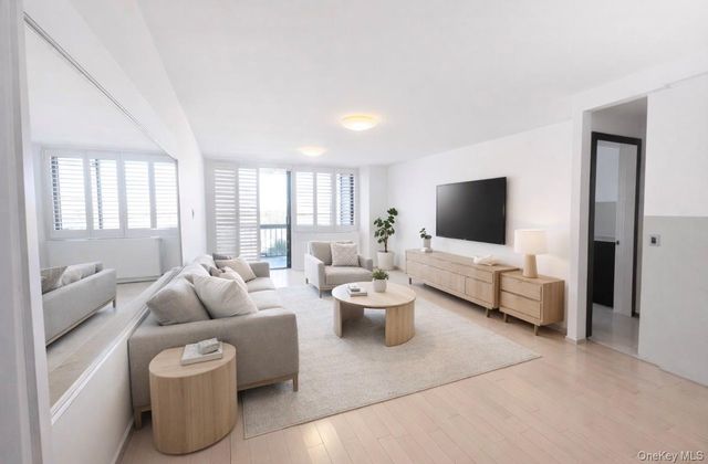 2 Bay Club 10V, Bayside, NY 11360