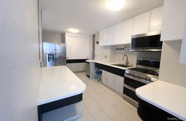 2 Bay Club 10V, Bayside, NY 11360