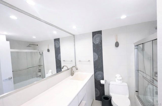 2 Bay Club 10V, Bayside, NY 11360