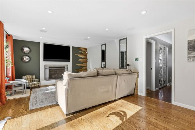 2345 Harrow Rd, Upper St Clair, PA 15241