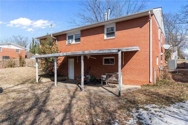 3217 London Road, Greensboro, NC 27405