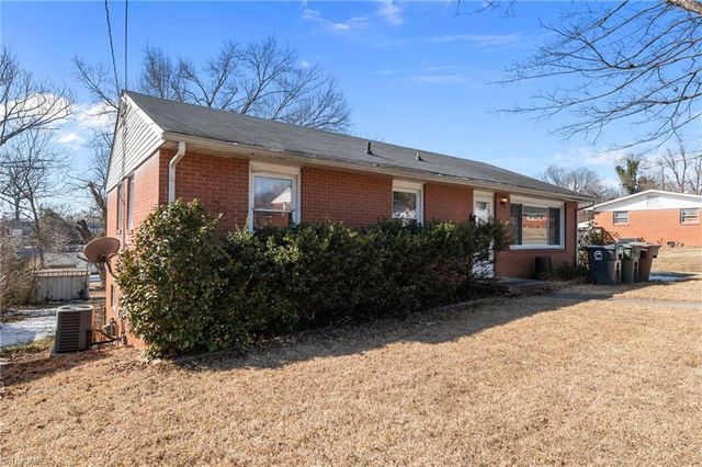 3217 London Road, Greensboro, NC 27405