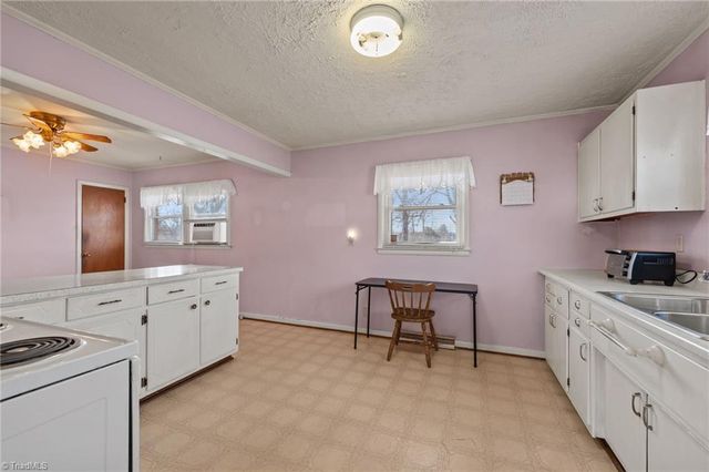 3217 London Road, Greensboro, NC 27405