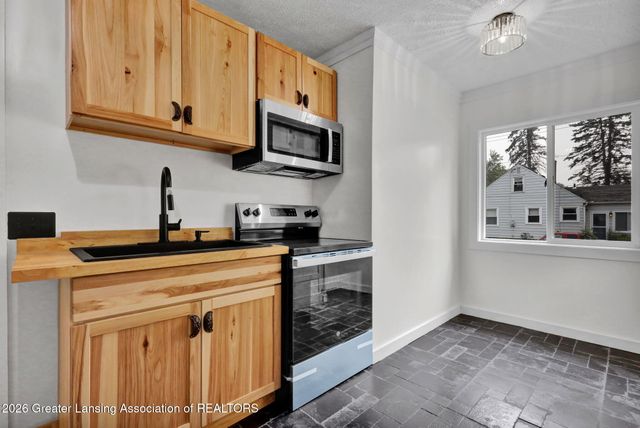 2216 Sunnyside Avenue, Lansing, MI 48910
