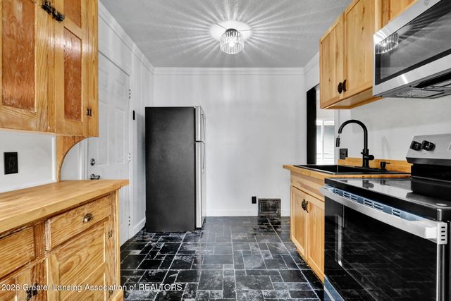 2216 Sunnyside Avenue, Lansing, MI 48910