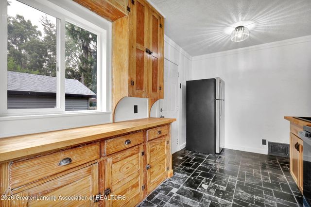 2216 Sunnyside Avenue, Lansing, MI 48910