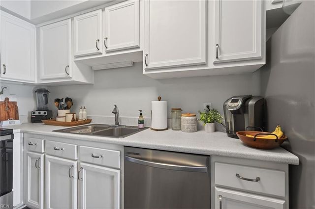 1048 Bryce LN, Virginia Beach, VA 23464