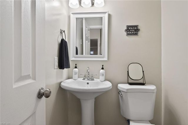 1048 Bryce LN, Virginia Beach, VA 23464