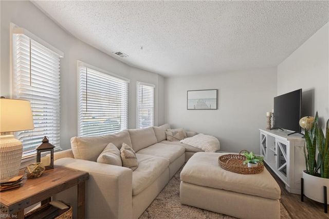 1048 Bryce LN, Virginia Beach, VA 23464