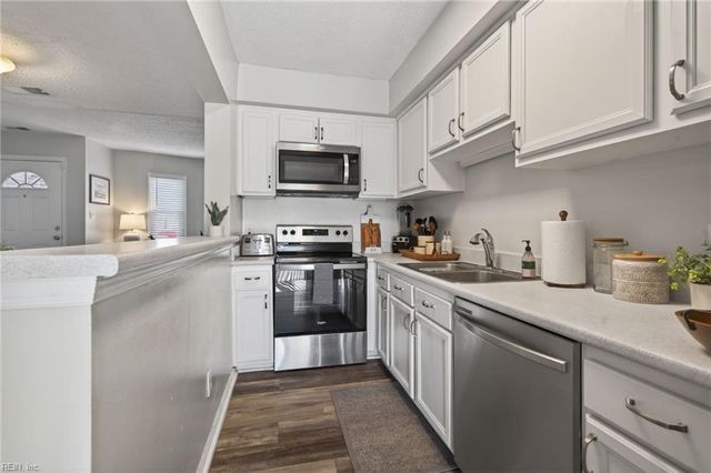 1048 Bryce LN, Virginia Beach, VA 23464