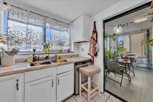 2451 NW 41st Ave 304, Lauderhill, FL 33313