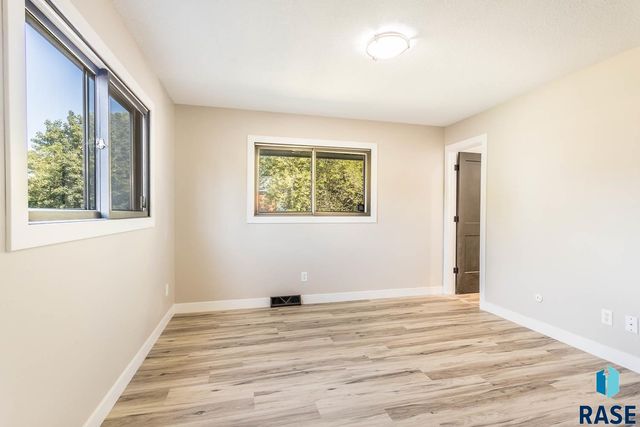 4412 E 20th St, Sioux Falls, SD 57103